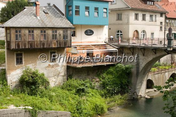 slovenie 25.jpg - Maisons surplombant la Selöka dolinaäkofja Loka, SlovÈnie